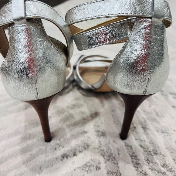 New Halston Heritage Lillian Metallic Silver Ankle Strap Sandal Size 6 - Picture 6 of 8